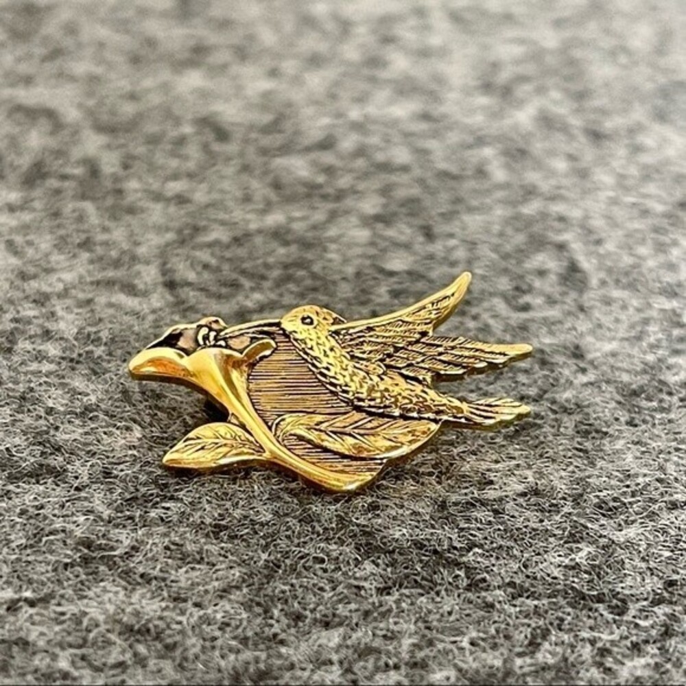 Vintage Barlow Hummingbird Flower Brooch Womens Jewelry Gold Tone - EUC